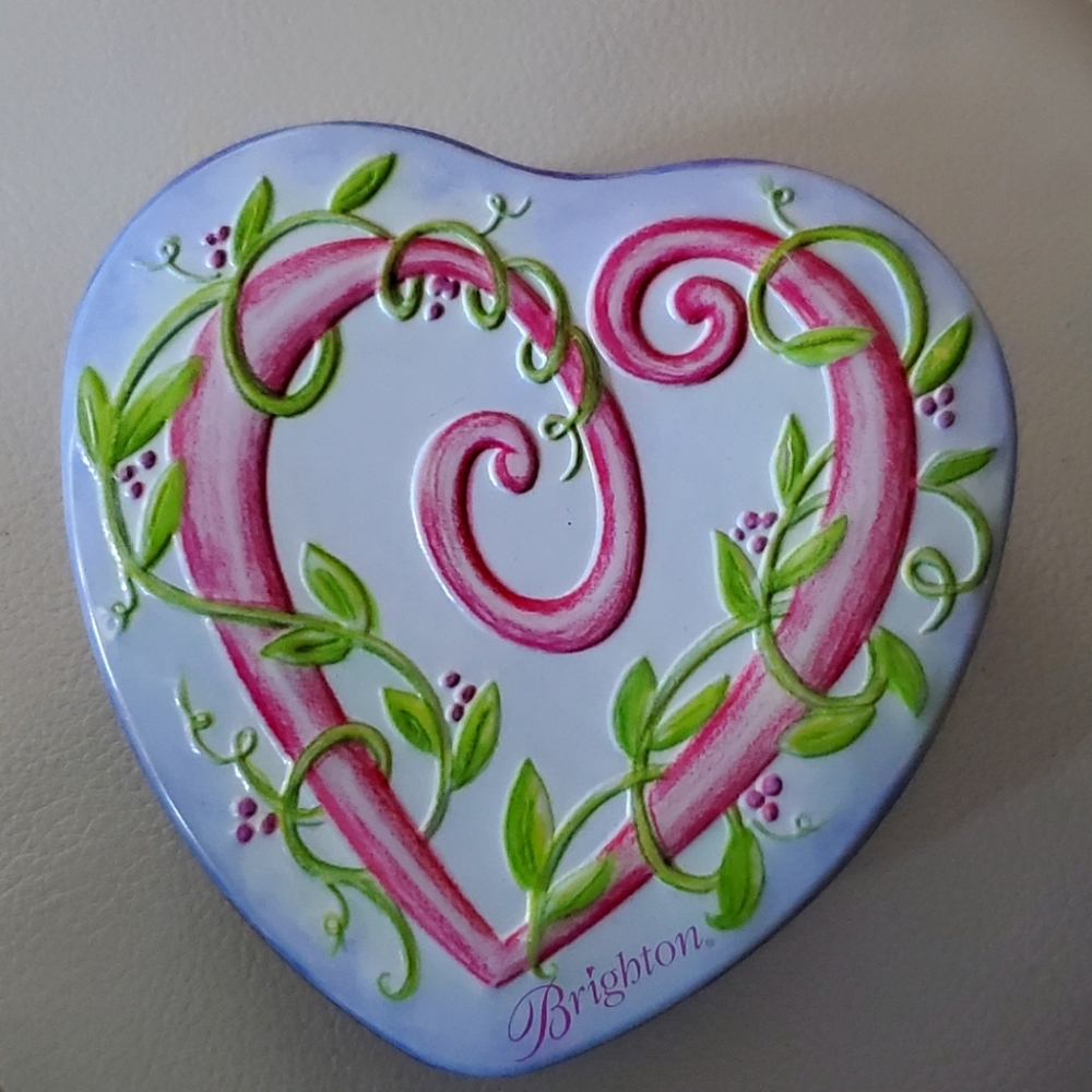 Brighton Bangle in heart tin
